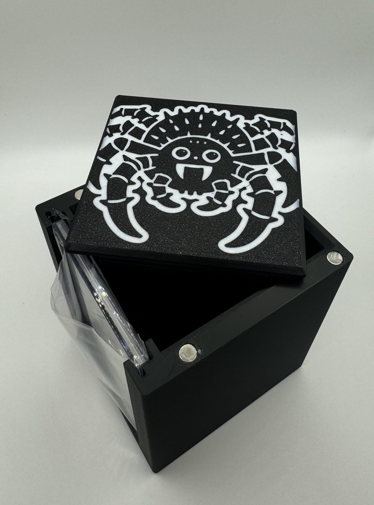 Shelob - Magnetic Commander Showcase Deck Box