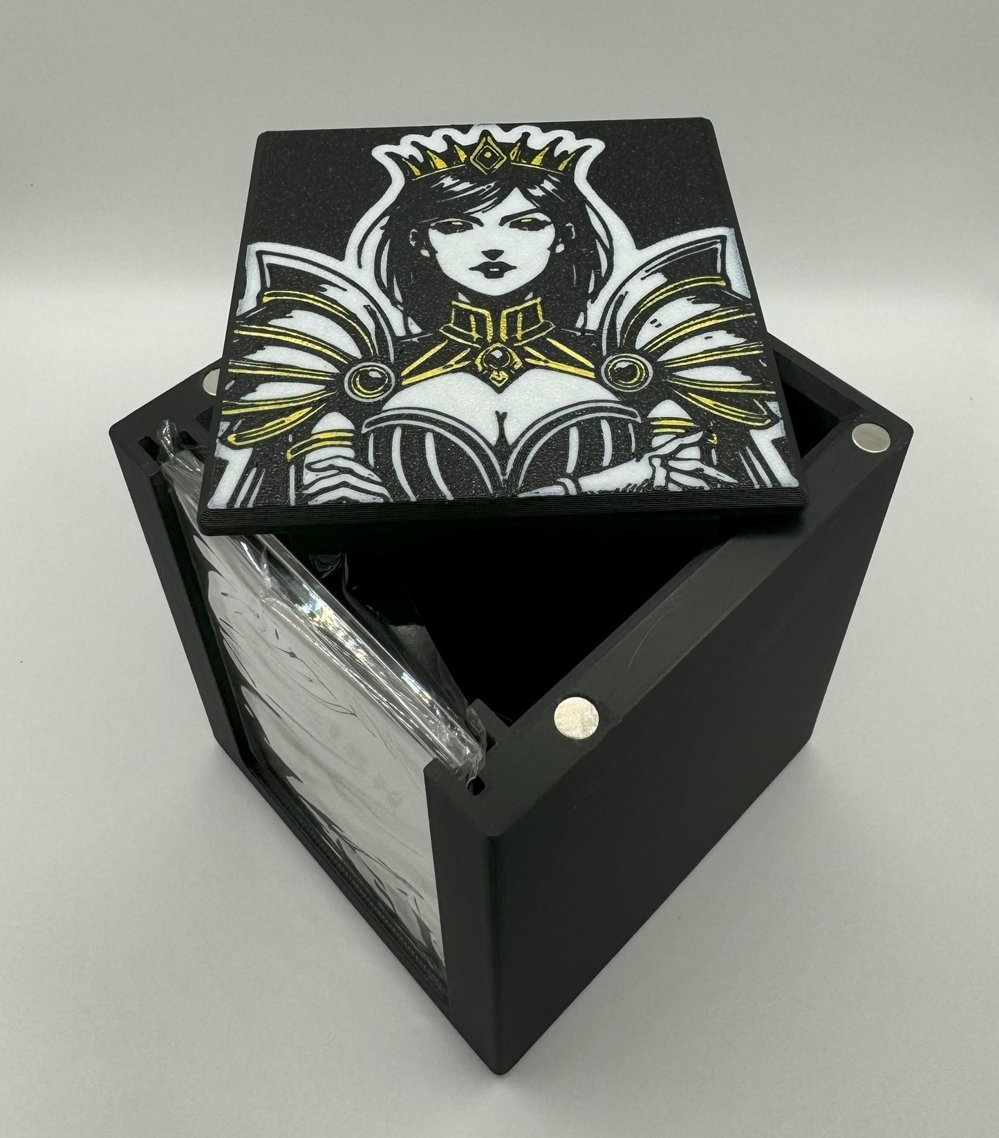 Queen Marchesa - Magnetic Commander Showcase Deck Box