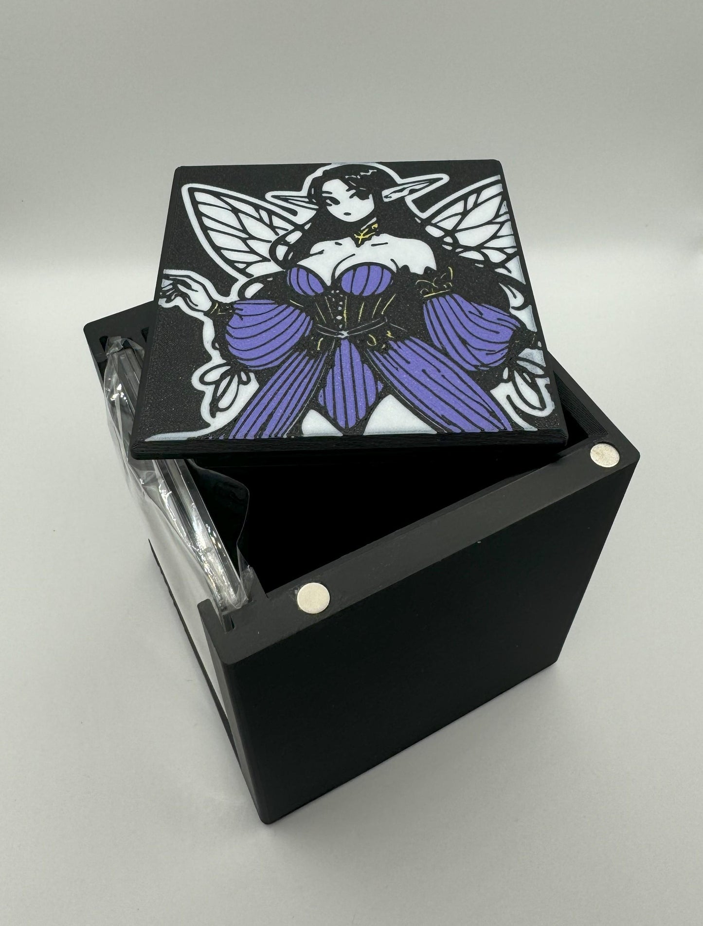 Alela, Artful Provocateur - Magnetic Commander Showcase Deck Box