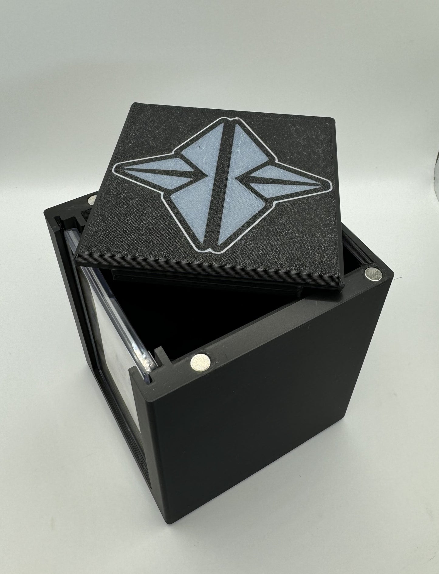 Eldrazi Theme - Magnetic Commander Showcase Deck Box