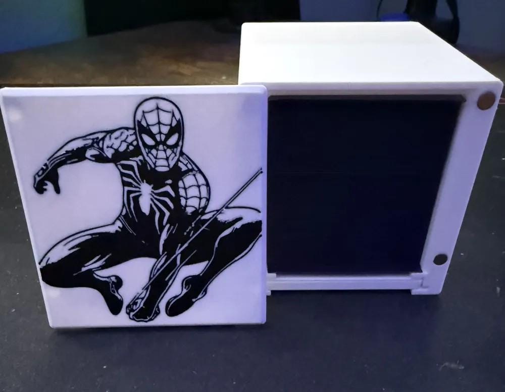 Spider Man - Magnetic Commander Showcase Deck Box
