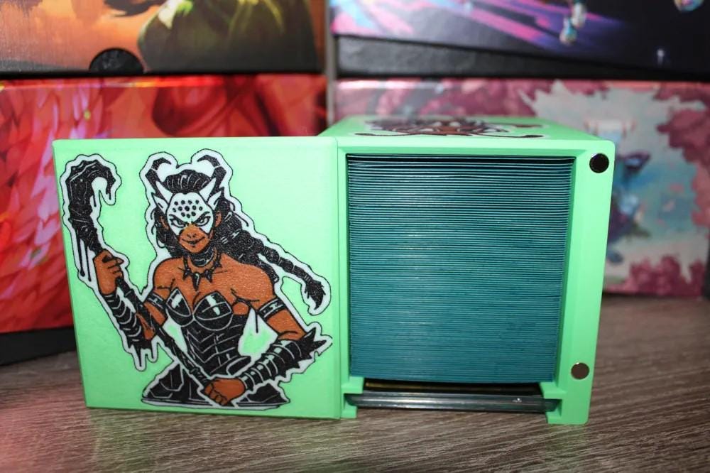 Izoni - Magnetic Commander Showcase Deck Box