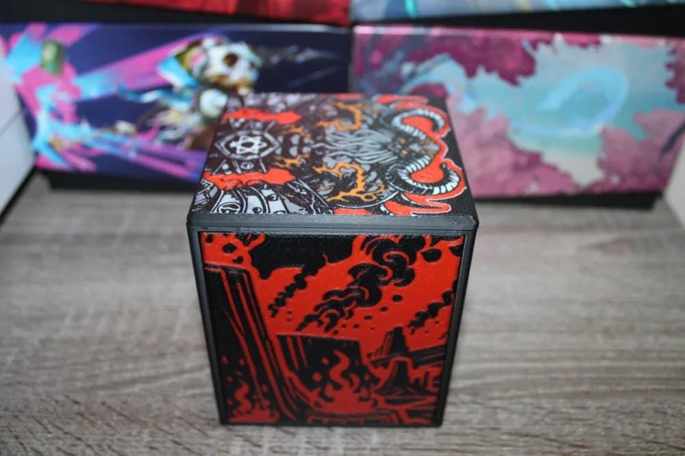 Kardur, Doomscourge - Magnetic Commander Showcase Deck Box