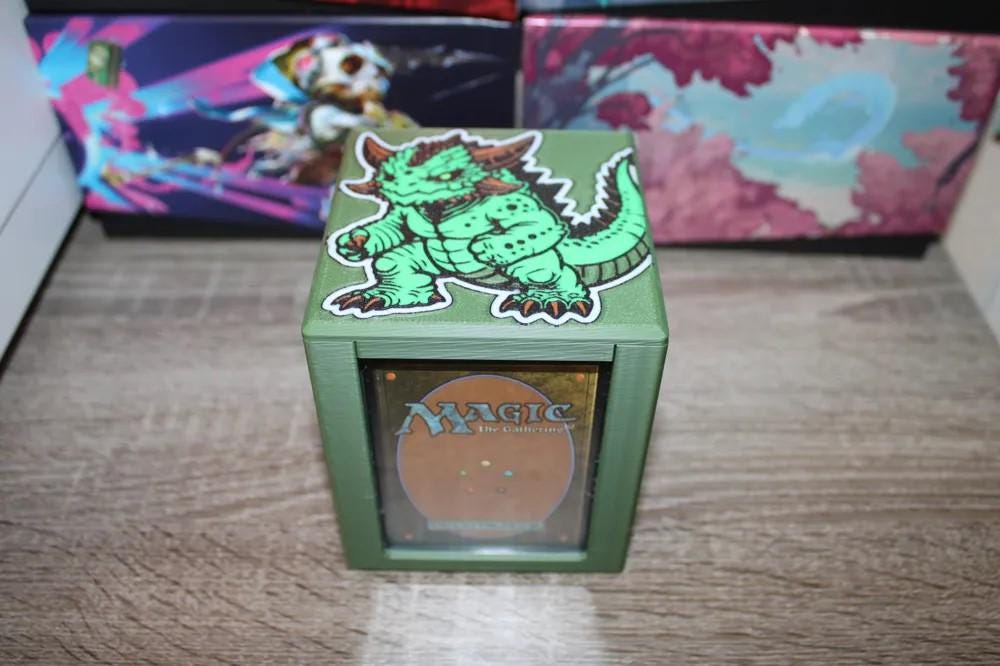 Slinza, The Spiked Stampede / Beast Theme - Magnetic Commander Showcase Deck Box