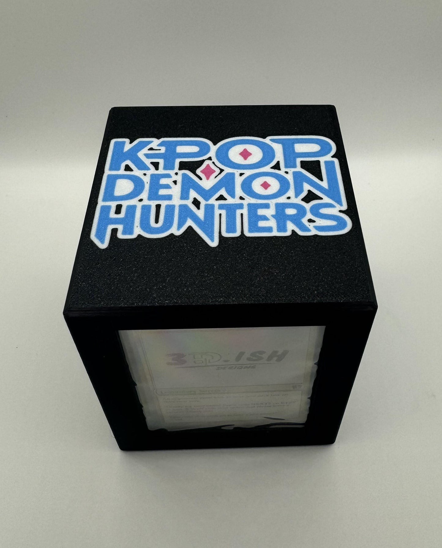 K-Pop Demon Hunters - Magnetic Commander Showcase Deck Box