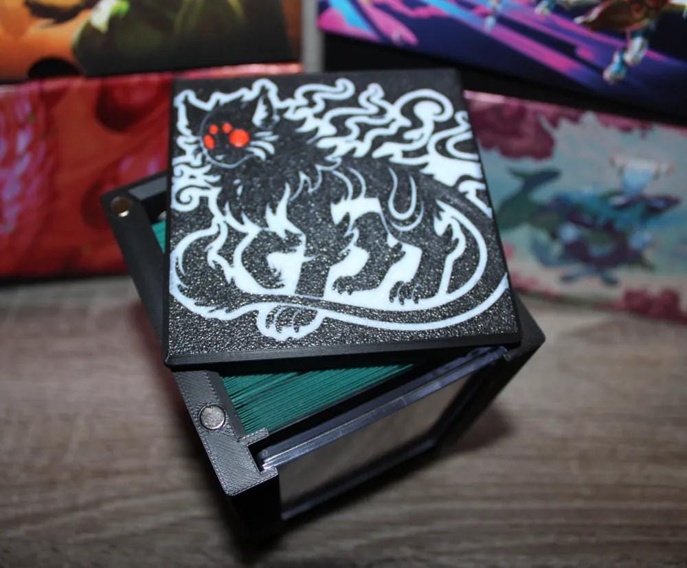 Lurrus of the Dream- Magnetic Commander Showcase Deck Box