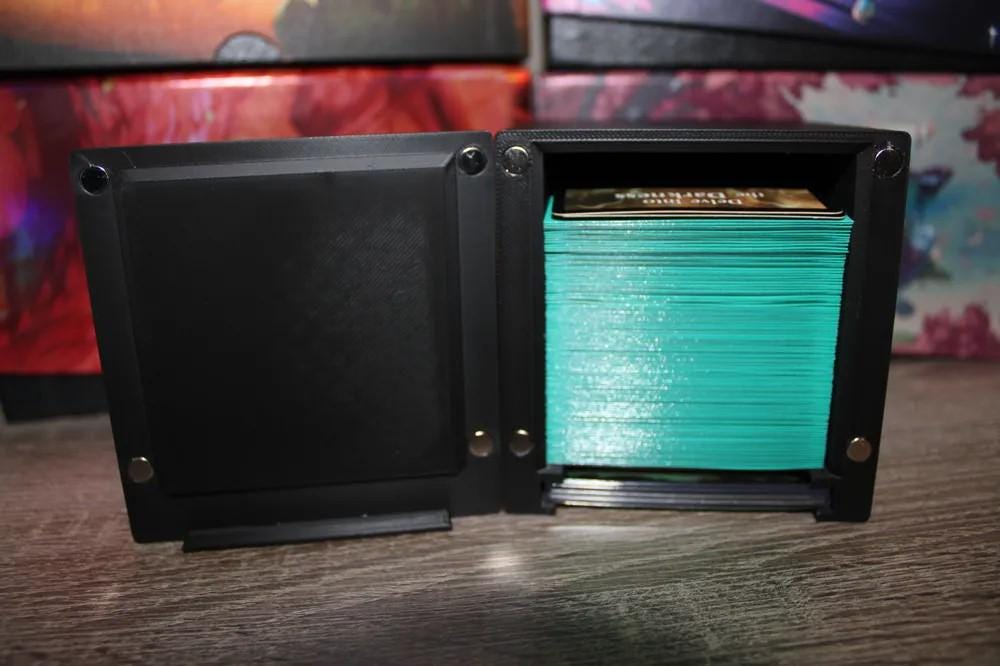 Lurrus of the Dream- Magnetic Commander Showcase Deck Box