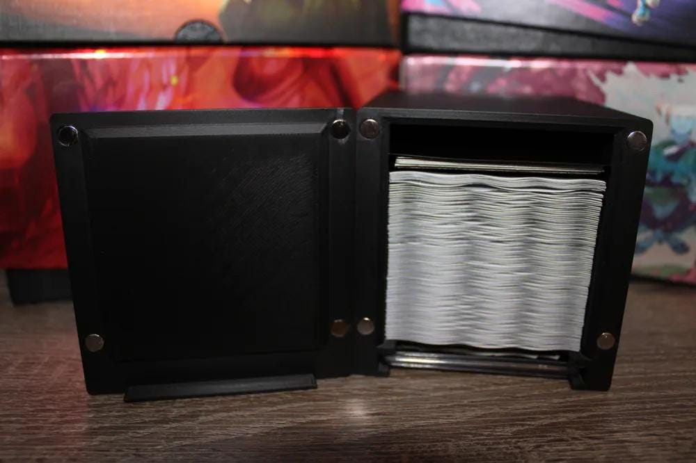Tolovar, Dire Overlord - Magnetic Commander Showcase Deck Box