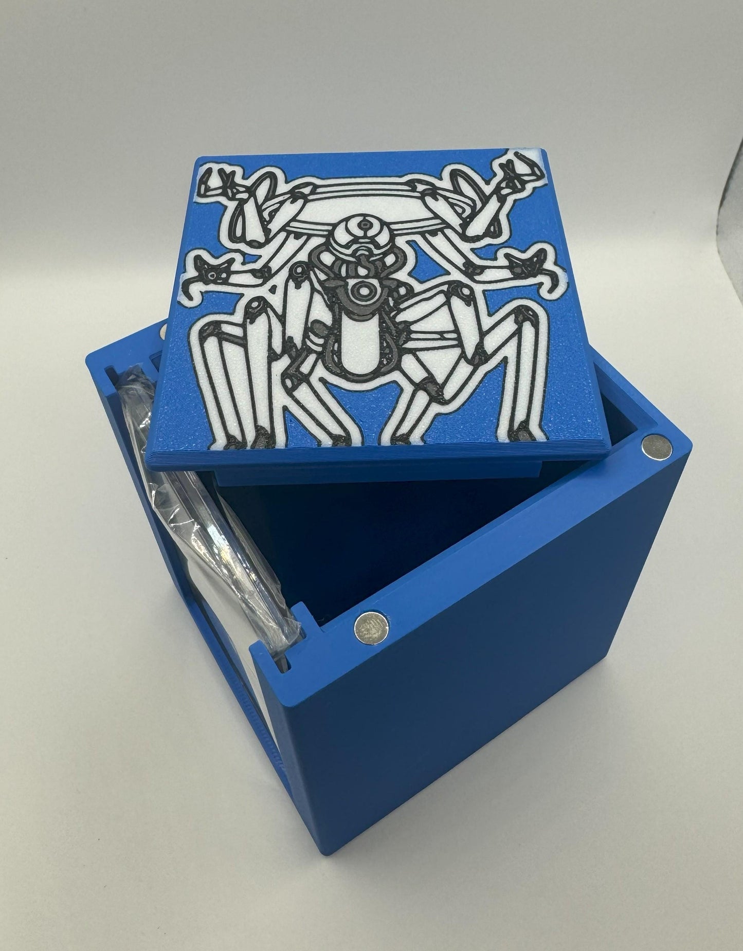 Kilo, Apogee Mind - Magnetic Commander Showcase Deck Box