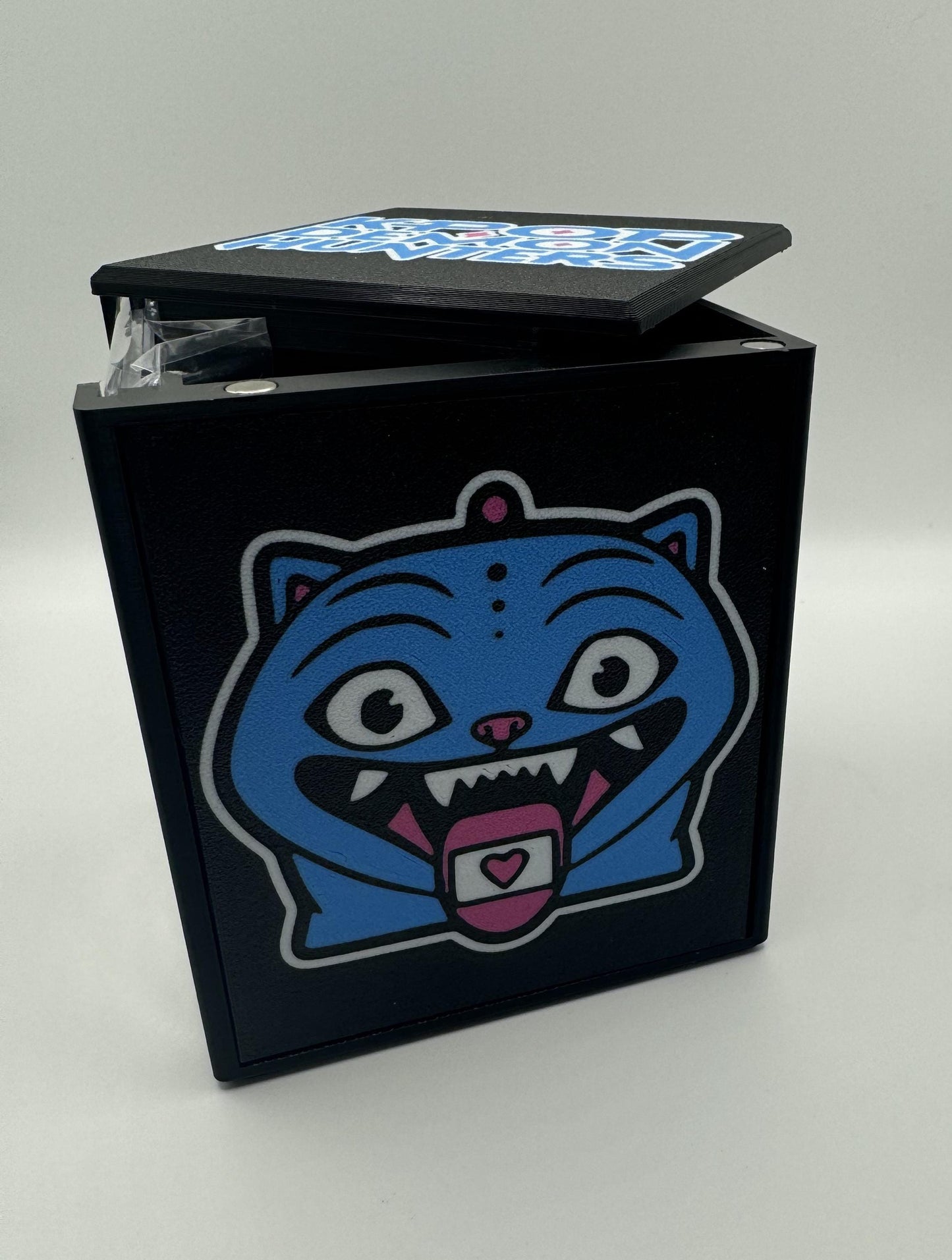 K-Pop Demon Hunters - Magnetic Commander Showcase Deck Box