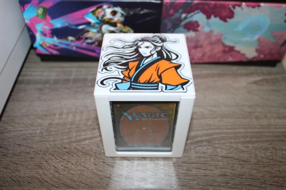 Narset, Enlightened Master - Magnetic Commander Showcase Deck Box