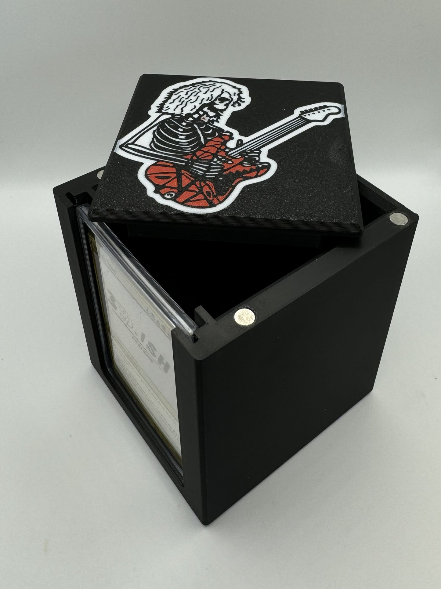 Eddie - Magnetic Commander Showcase Deck Box