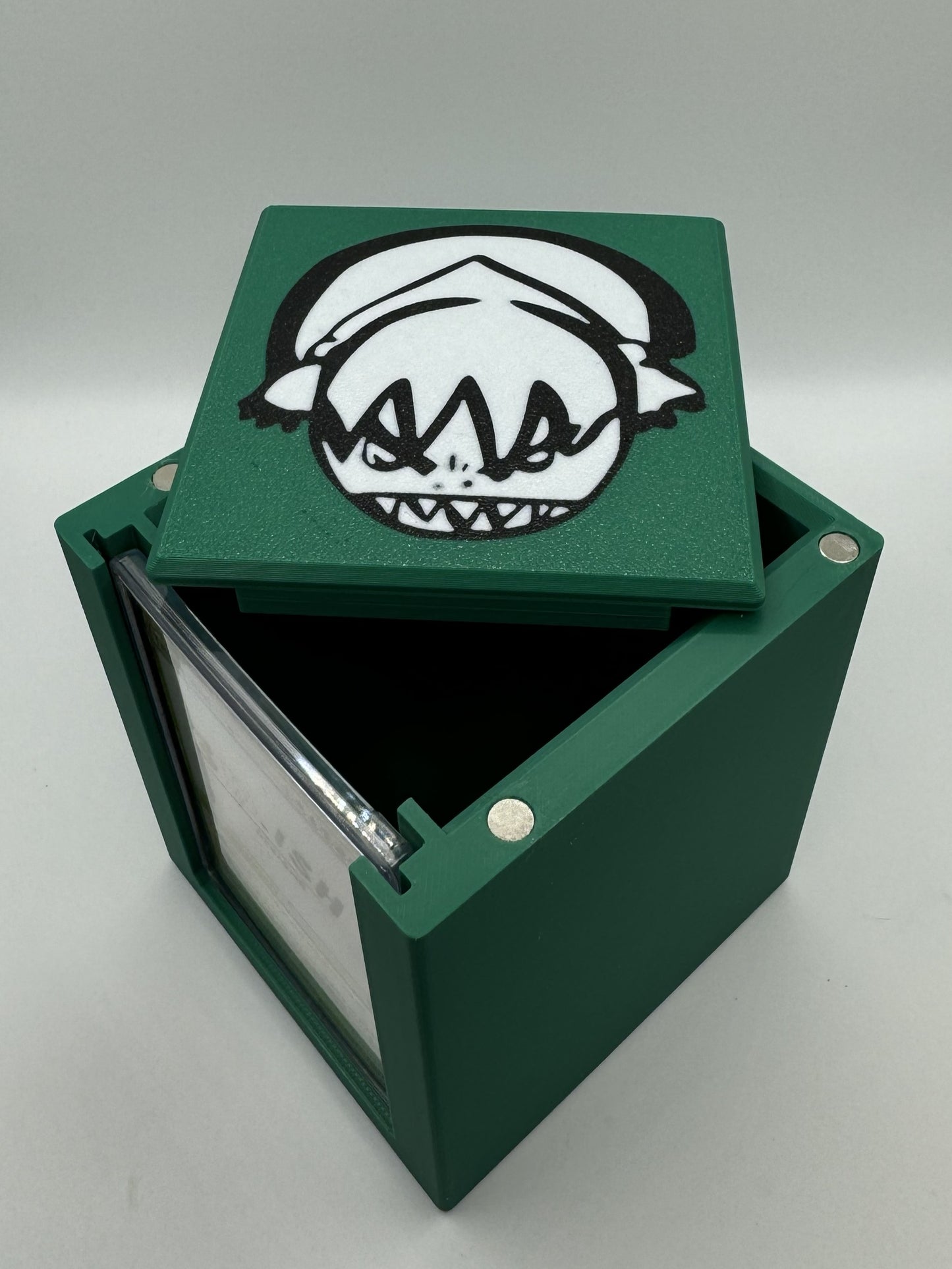 Wanted Earth Bender - Magnetic Commander Showcase Deck Box