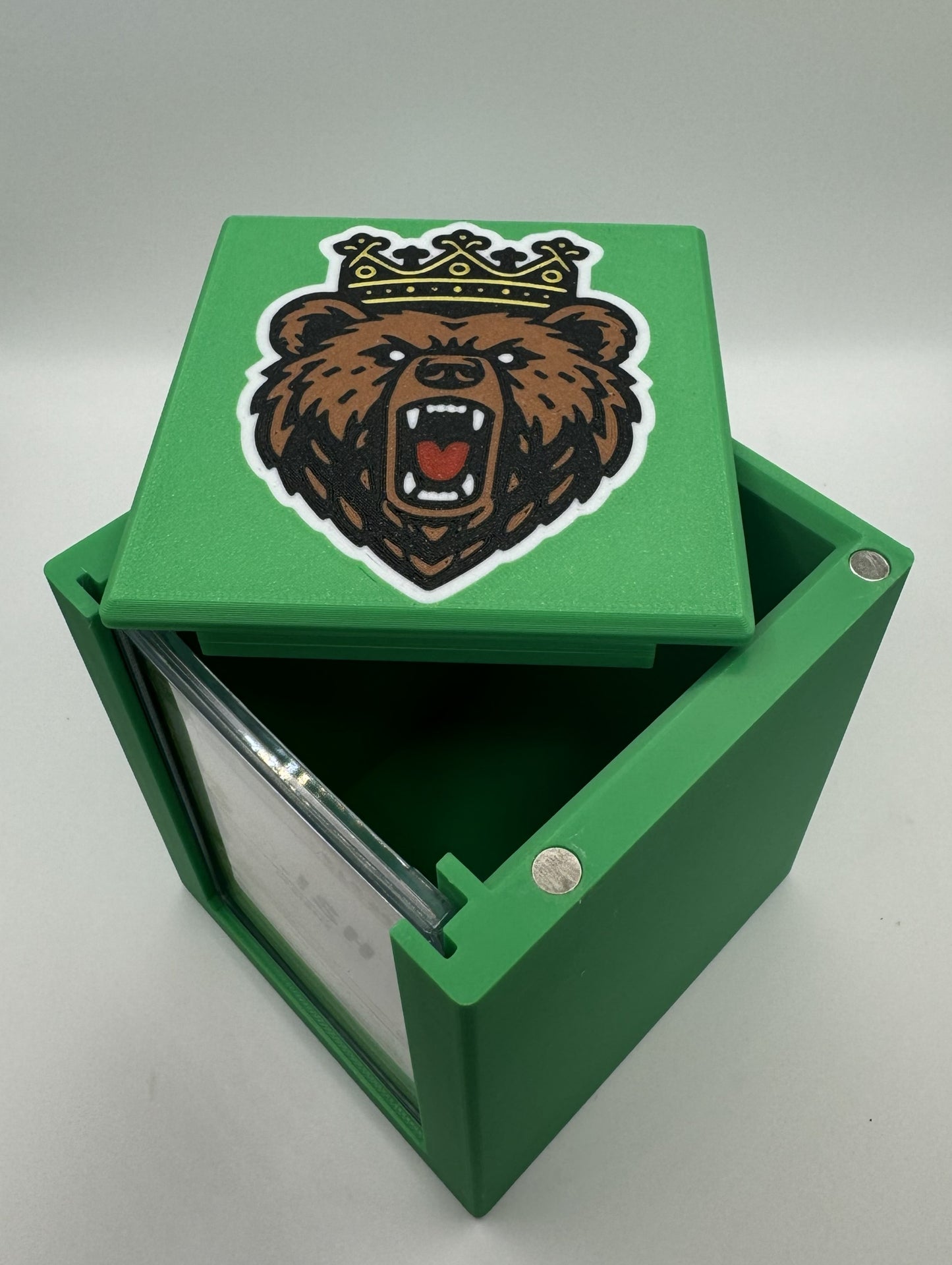 Ayula, Queen Among Bears - Magnetic Commander Showcase Deck Box