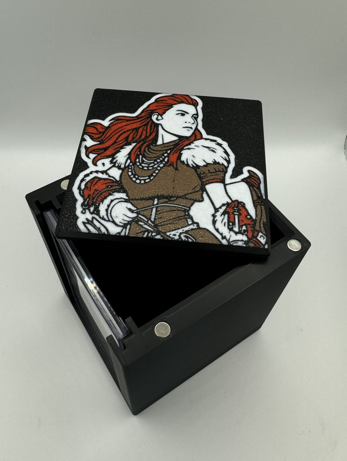 Aloy, Savior of Meridian - Magnetic Commander Showcase Deck Box