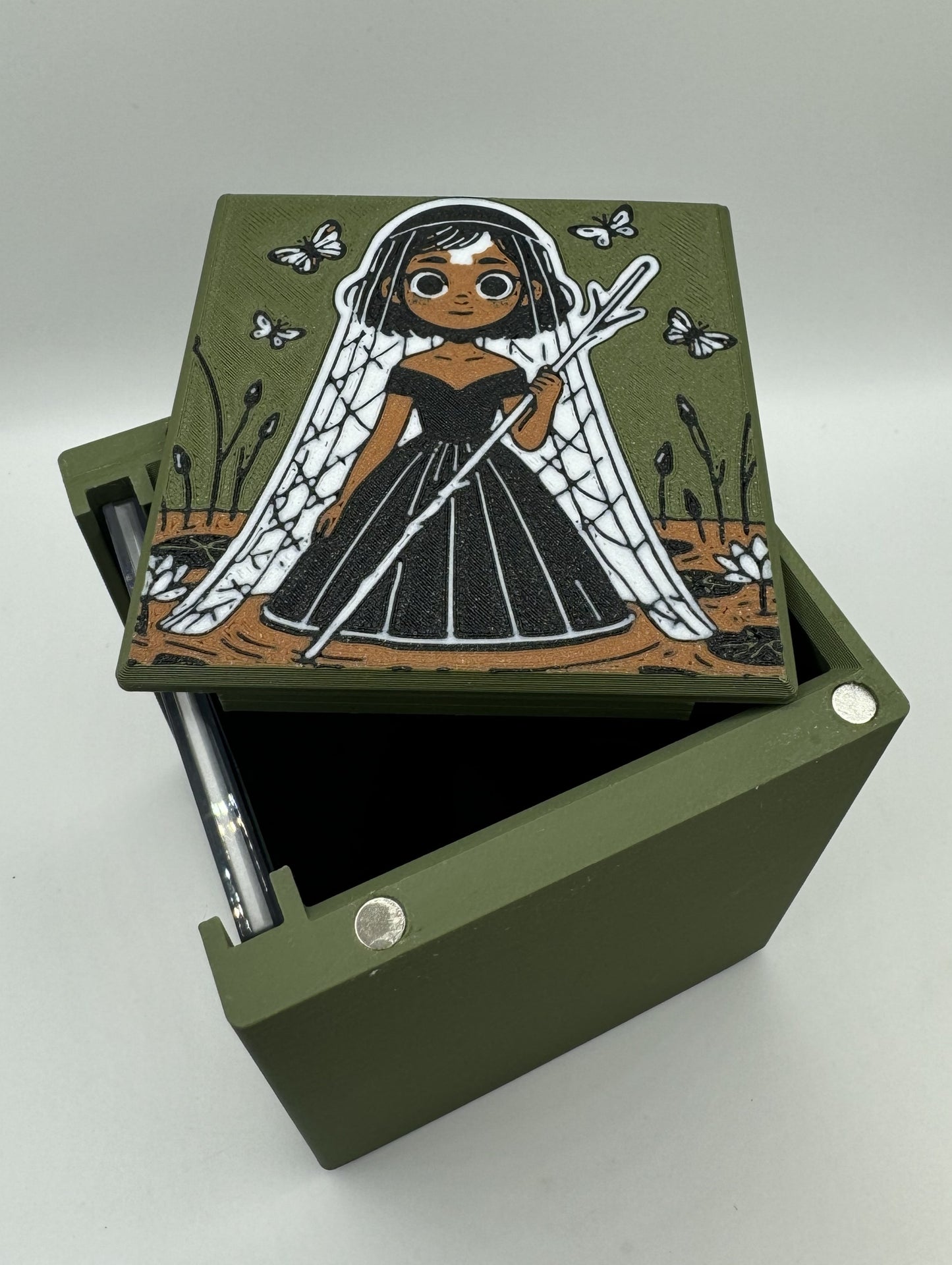 Aminatou, Veil Piercer - Magnetic Commander Showcase Deck Box