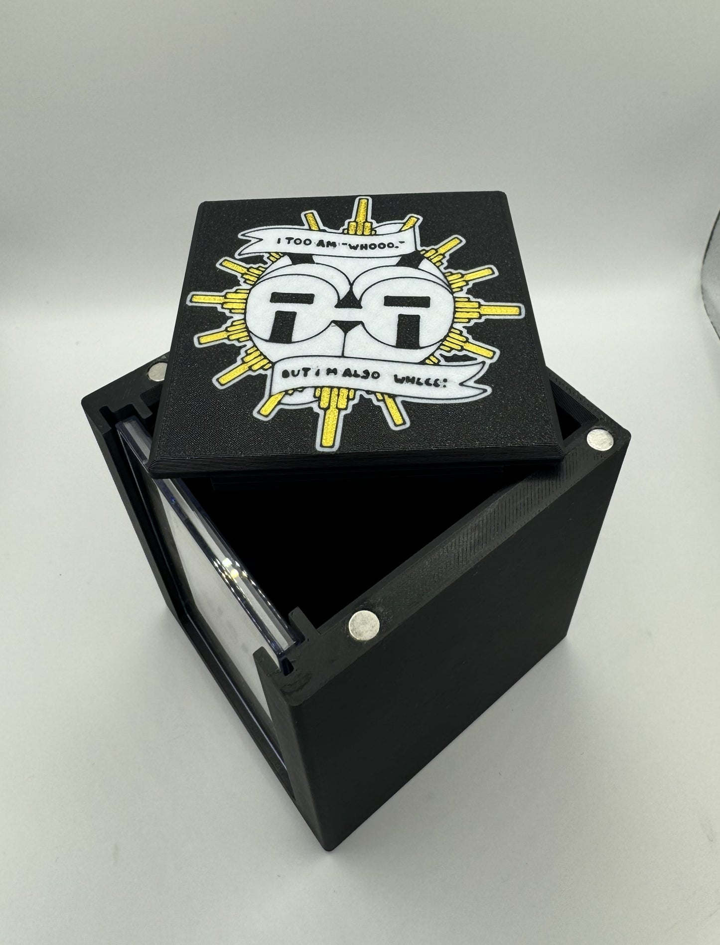 Esquie - Magnetic Commander Showcase Deck Box