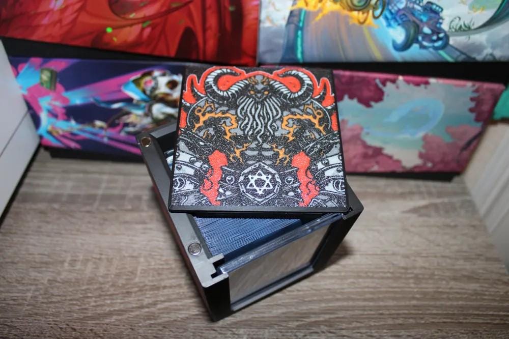 Kardur, Doomscourge - Magnetic Commander Showcase Deck Box