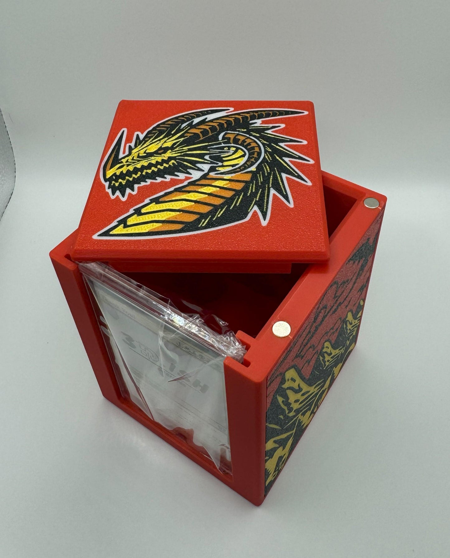 Ur-Dragon - Magnetic Commander Showcase Deck Box