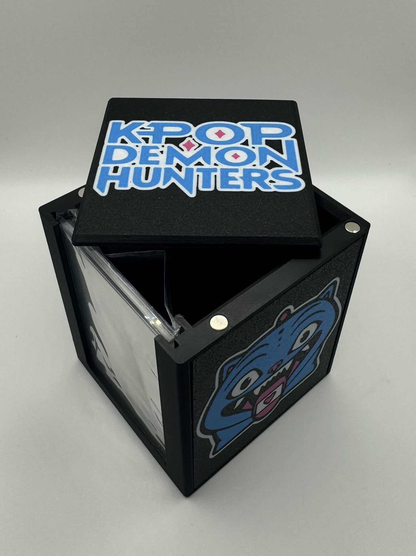 K-Pop Demon Hunters - Magnetic Commander Showcase Deck Box