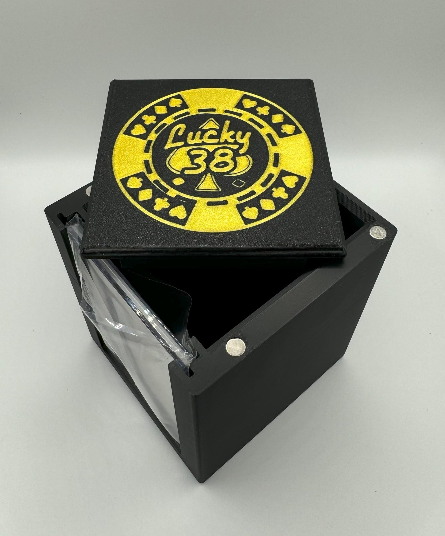 Lucky 38 - Magnetic Commander Showcase Deck Box