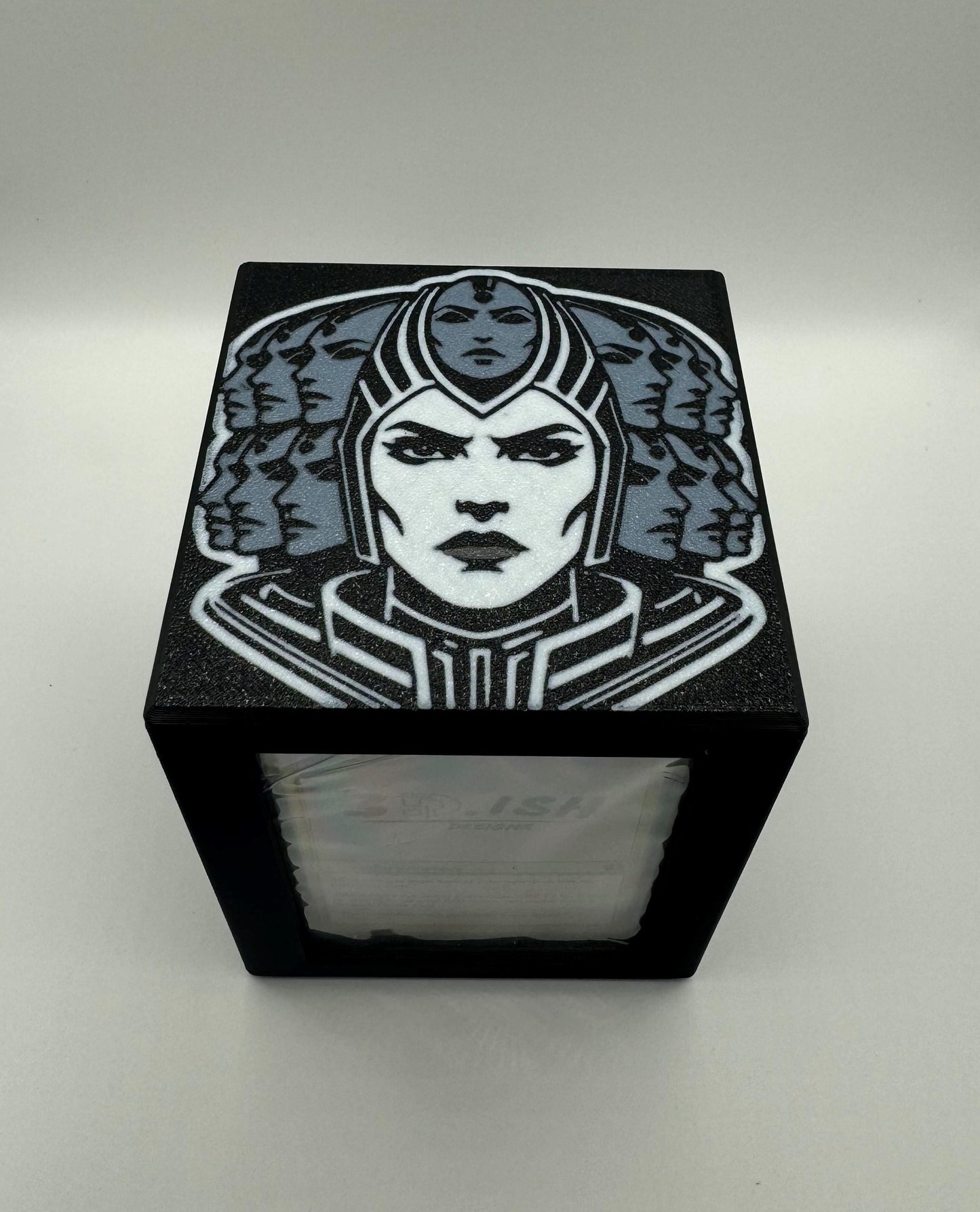 Omo, Queen of Vesuvia - Magnetic Commander Showcase Deck Box