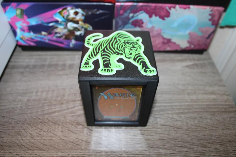 Ygra, Eater of All - Magnetic Commander Showcase Deck Box