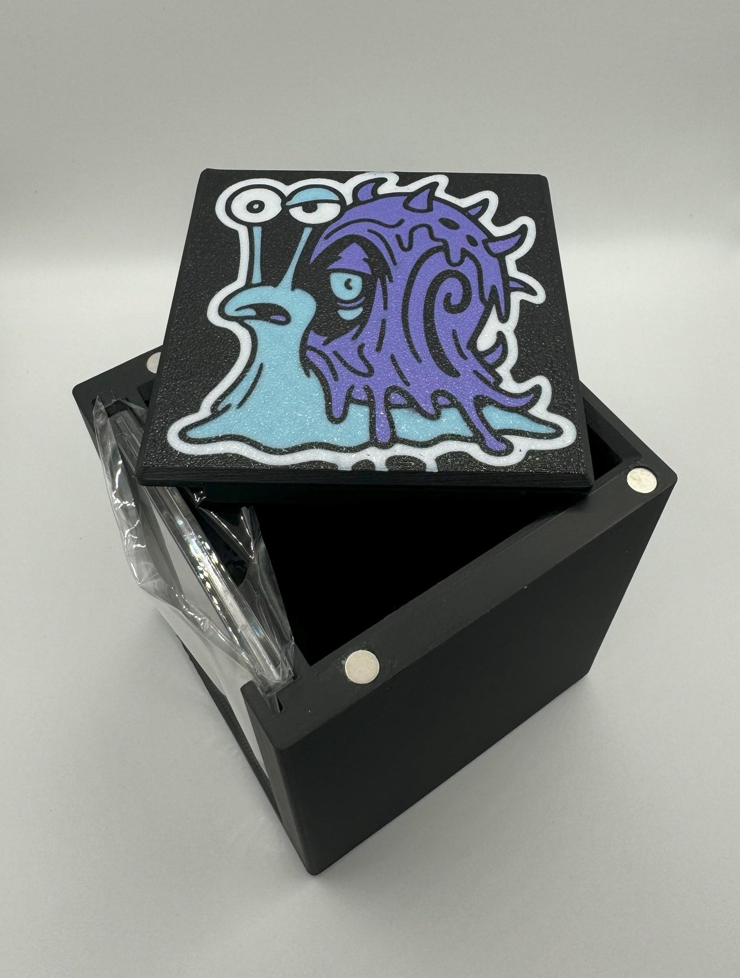 Toxrill, the Corrosive / "Gary" - Magnetic Commander Showcase Deck Box