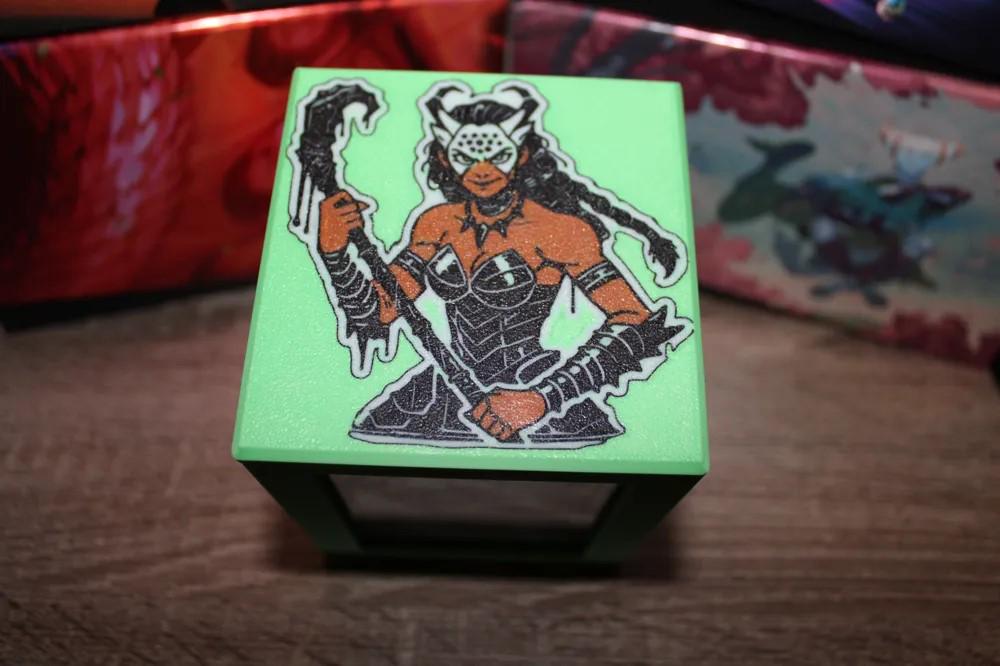 Izoni - Magnetic Commander Showcase Deck Box