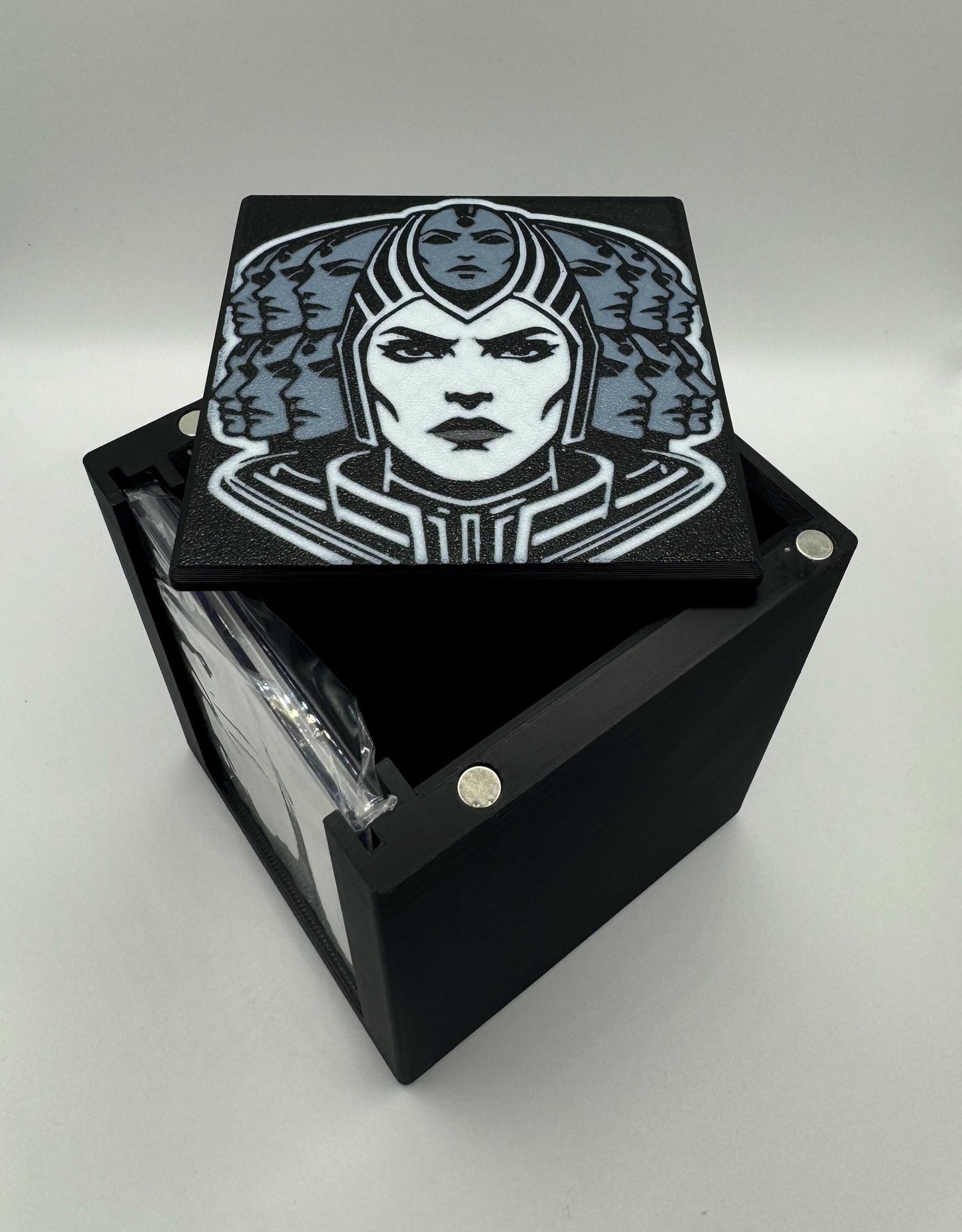 Omo, Queen of Vesuvia - Magnetic Commander Showcase Deck Box
