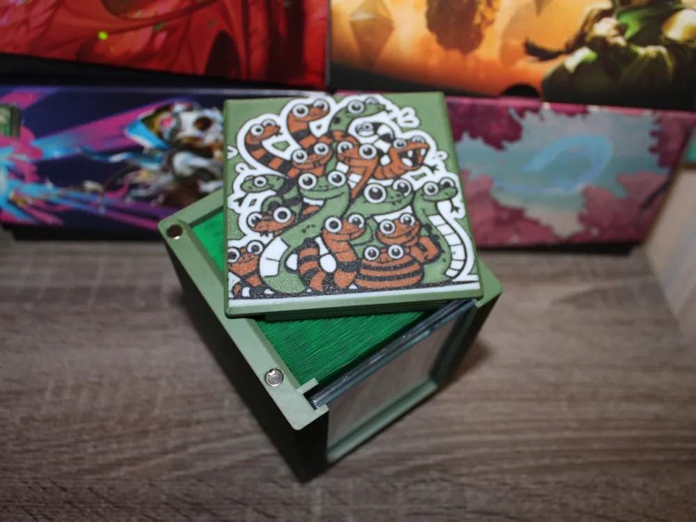 Snake Theme - Magnetic Commander Showcase Deck Box